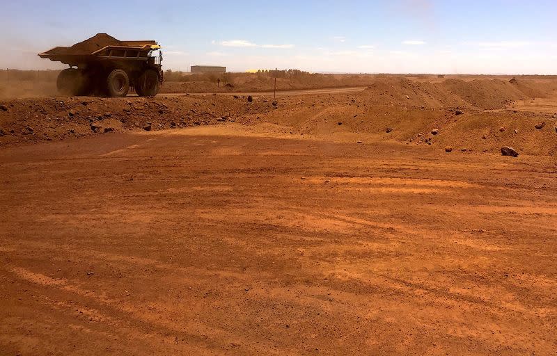 FOTO DE ARCHIVO: Un vehículo autónomo avanza por una carretera mientras recolecta mineral de hierro en la mina australiana Fortescue Metals Group en la región de Pilbara, ubicada al sureste de la ciudad costera de Port Hedland en Australia Occidental