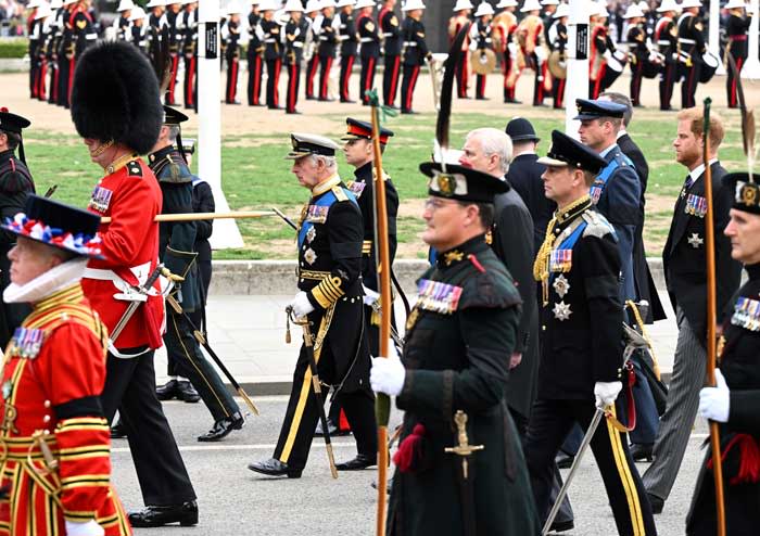 El Rey, el Príncipe de Gales y el Duque de Sussex, en el cortejo fúnebre