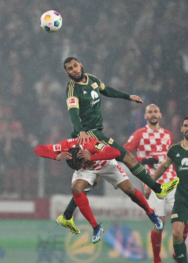 Mainz's Leandro Barreiro Martins (Below) and Union's Aissa Laidouni battle for the ball during the German Bundesliga soccer match between 1. FSV Mainz 05 and 1. FC Union Berlin at the Mewa Arena. Arne Dedert/dpa