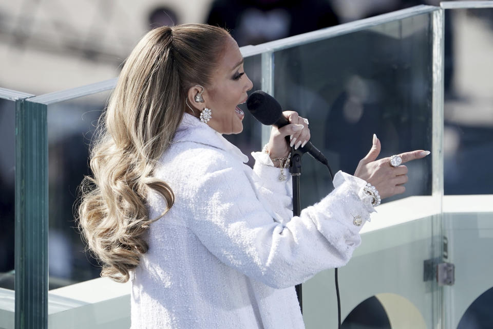 Jennifer López canta en la ceremonia de investidura del presidente Joe Biden frente al Capitolio estadounidense, en Washington, el miércoles 20 de enero del 2021. (Greg Nash/Pool Photo via AP)