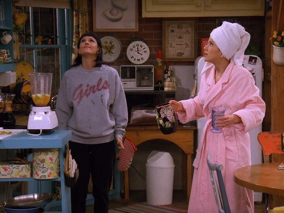 friends tv show monica and rachel in apartment