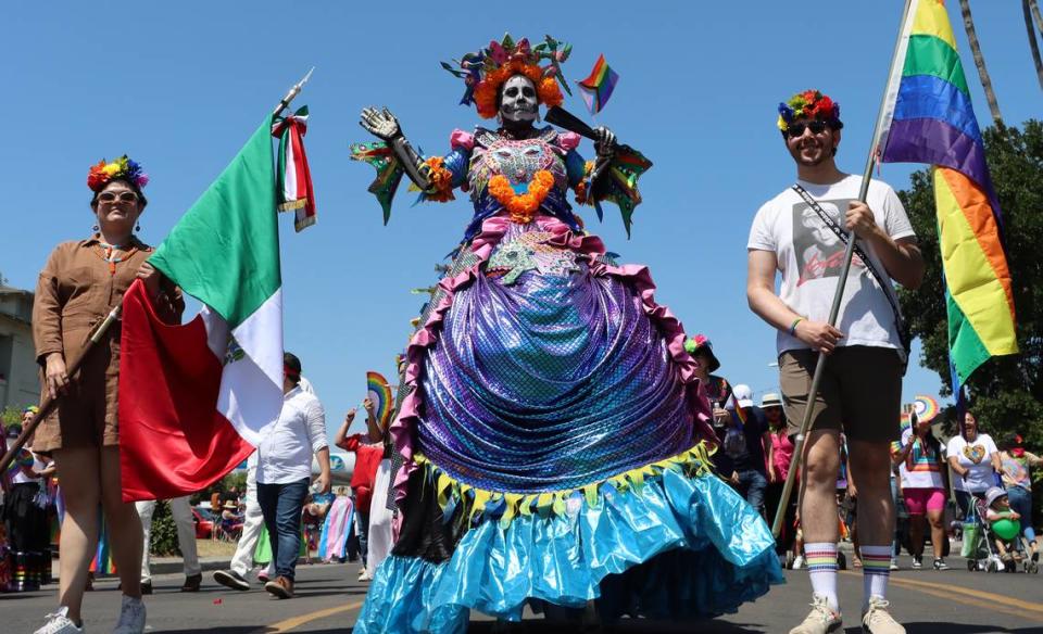 La Catrina de Visalia encabeza al Consulado de México en el desfile Fresno Rainbow Pride Parade, en el Distrito Tower, el 3 de junio de 2023.