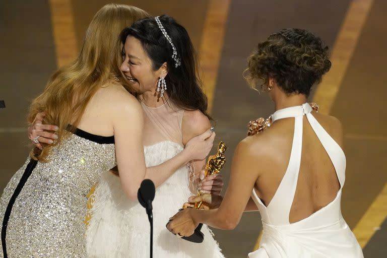 Jessica Chastain y Halle Berry junto a la ganadora de la noche en los Oscar 2023: Michelle Yeoh - Créditos: @Chris Pizzello