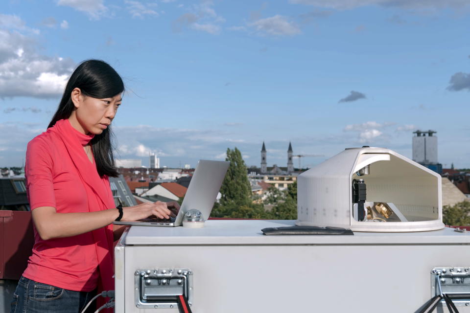 TUM-Professorin Jia Chen an einer Messstation auf dem Dach ihres Instituts (Bild: dpa)