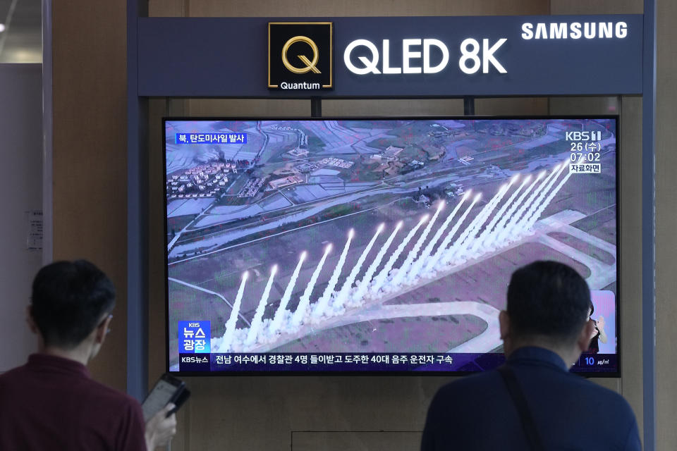 Un programa de noticias emite una imagen de archivo del lanzamiento de misiles de Corea del Norte, en la estación de tren de Seúl, Corea del Sur, el miércoles 26 de junio de 2024. (AP Foto/Ahn Young-joon)