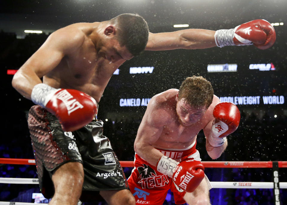 Canelo Álvarez, a la derecha, noquea a Amir Khan durante su combate de peso mediano de WBC el sábado 7 de mayo de 2016 en Las Vegas. (AP Foto/Isaac Brekken)