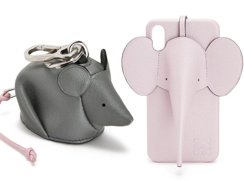 Mouse老鼠造型青銅灰珍珠光澤小牛皮零錢包吊飾NT$16,000（左）、Elephant珍珠光澤冰粉紅小牛皮手機殼吊飾NT$16,000（右）。（限loewe.com官網獨家發售，LOEWE提供）