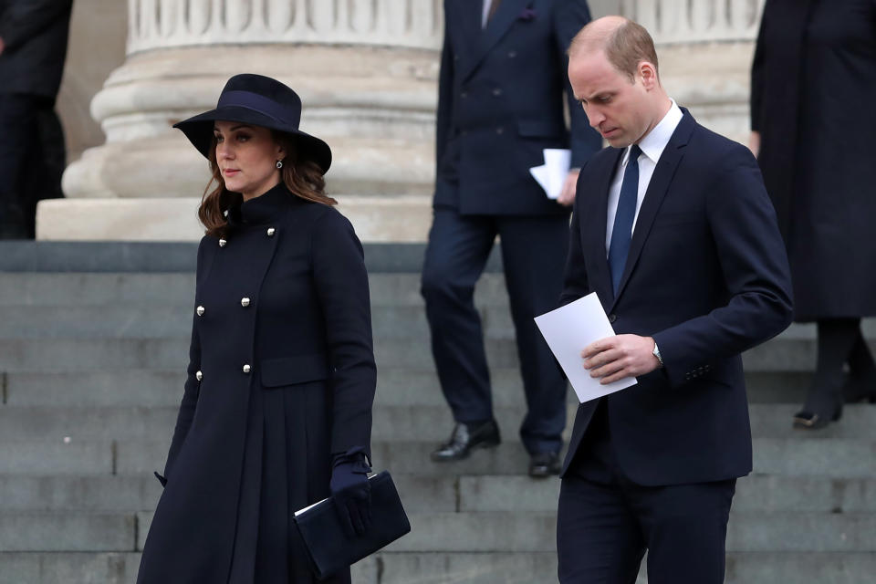 <p>Kate Middleton asistió junto al príncipe William a un servicio religioso en la Catedral de San Pablo, en Londres, y allí lució muy guapa en una gabardina azul de seis botones, con la que presumió de su quinto mes de embarazo/Getty Images </p>