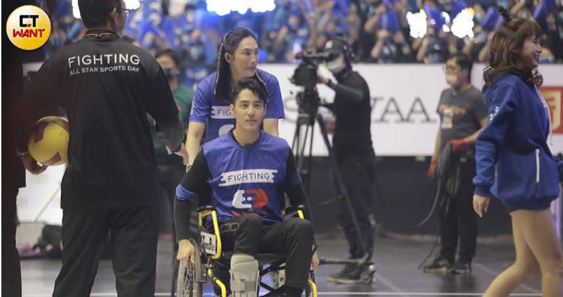   日前腳傷骨折的藍隊隊長胡宇威，特別以隊長兼副教練身份，坐著輪椅現身。（圖／林士傑攝影）   