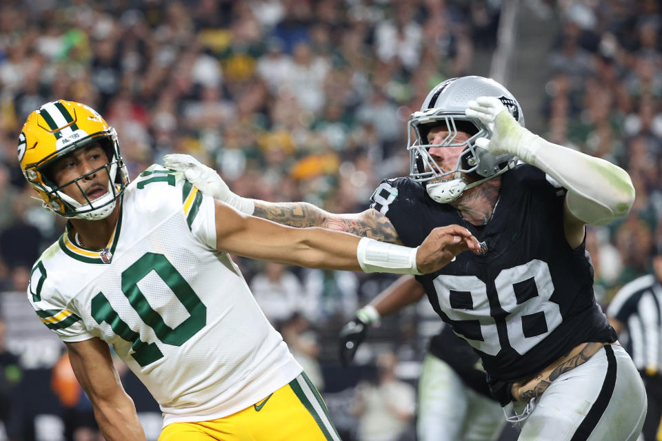 Jordan Love от Green Bay Packers е избутан от Maxx Crosby от Las Vegas Raiders по време на мача в понеделник вечер.  (Снимка: Иън Мъли/Гети изображения)