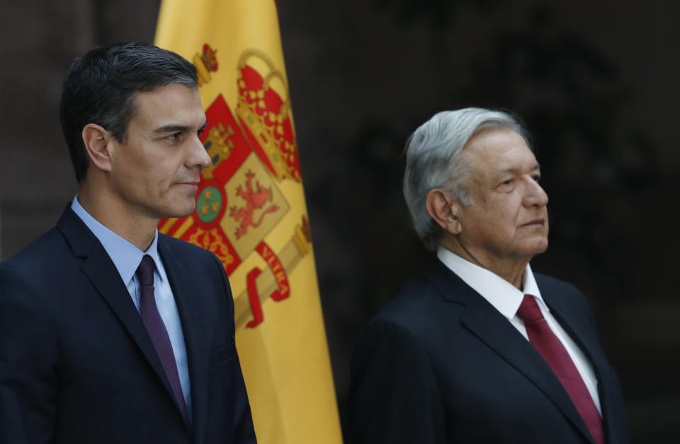 Spain’s Prime Minister Pedro Sanchez, left, attends his welcome ceremony alongside Mexican President Andres Manuel Lopez Obrador at the National Palace in Mexico City, Wednesday, Jan. 30, 2019. Sanchez is on an official visit to Mexico. (AP Photo/Marco Ugarte)