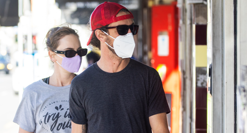 A couple in masks during Sydney's lockdown. 