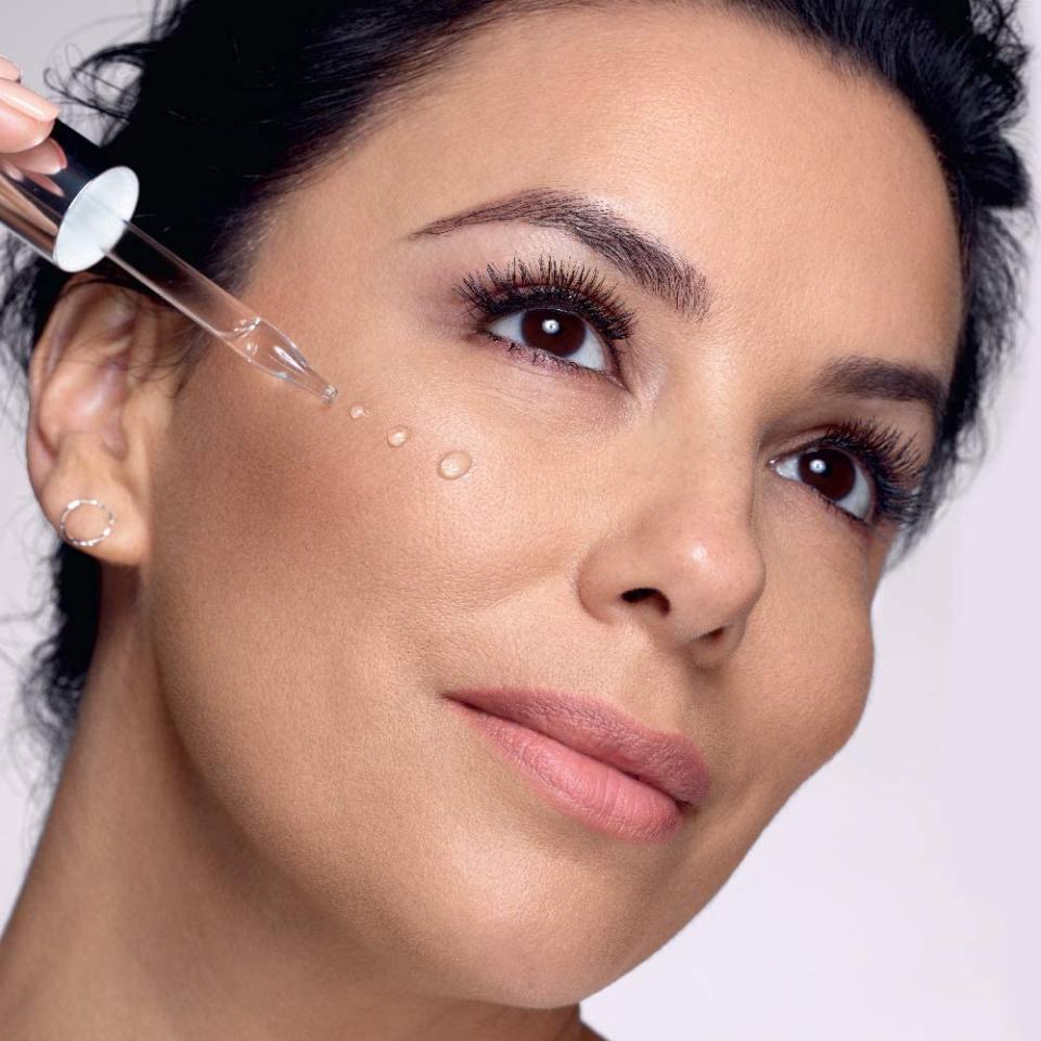 Eva Longoria en una imagen de pcomoción del Sérum Facial Anti Arrugas Ácido Hialurónico Revitalift de L'Oreal. Foto: amazon.com.mx
