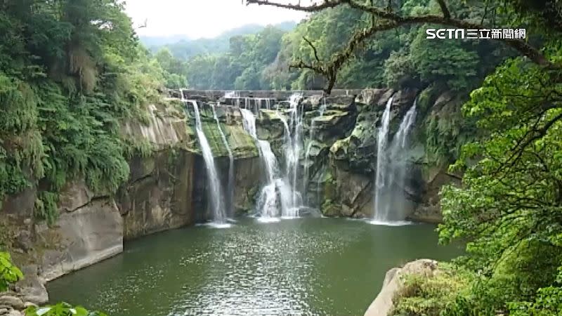 本來十分壯觀的瀑布，因為降雨量減少導致大片青苔細細水流。