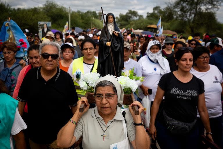 Procesión por el aniversario del nacimiento de María Antonia de Paz y Figueroa en Villa Silípica, Santiago del Estero, cuna de la santa