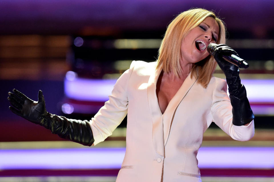 Helene Fischer hat sich in den vergangenen Jahren wandelbar gezeigt, wenn es um ihren Style ging – und mit ihren Outfits so manches Mal sogar für Furore gesorgt. So auch am Sonntagabend zu Gast bei Jauch im RTL-Jahresrückblick “2015! Menschen, Bilder, Emotionen”, als die Schlagersängerin schwarze lange Latexhandschuhe zu einem weißen Zweiteiler kombinierte. (Bild-Copyright: Getty Images)