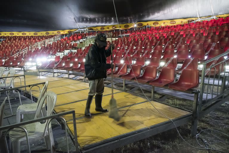 Hay dos carpas de circo montadas actualmente en Rosario: una con médicos y enfermeros que hacen hisopados y otra, la principal, de color negro, con artistas desocupados