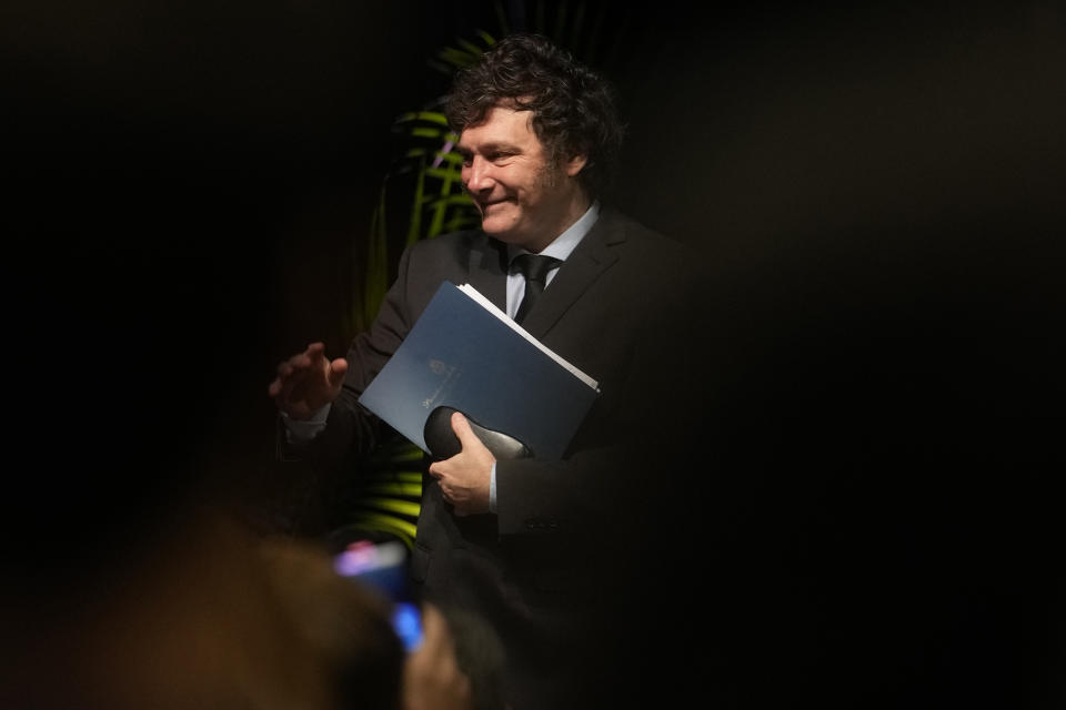 El presidente argentino Javier Milei sale del escenario después de hablar ante estudiantes de la Universidad Internacional de Florida el jueves 11 de abril de 2024, en North Miami, Florida. (AP Foto/Lynne Sladky)