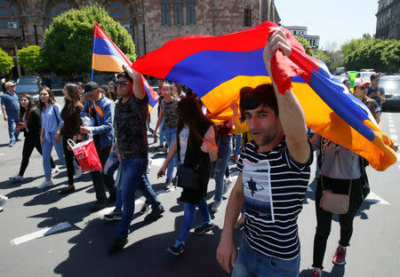 Opposition supporters take part in a procession while protesting against the ruling elite during a rally in Yerevan, Armenia April 26, 2018. REUTERS/Gleb Garanich