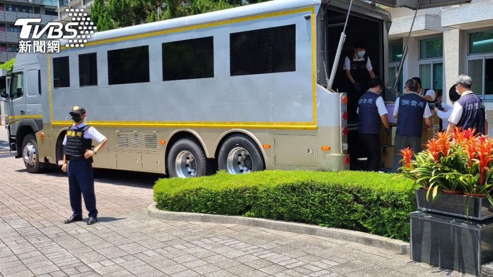 大型防彈裝甲運鈔車支援載毒。（圖／TVBS）