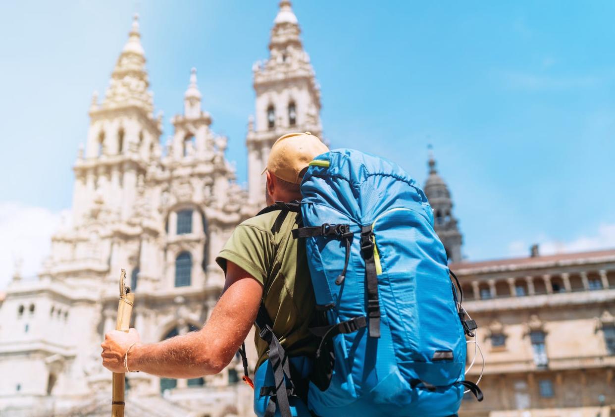 <a href="https://www.shutterstock.com/es/image-photo/backpacker-man-pilgrim-looking-santiago-de-1467450740" rel="nofollow noopener" target="_blank" data-ylk="slk:Soloviova Liudmyla/Shutterstock;elm:context_link;itc:0;sec:content-canvas" class="link ">Soloviova Liudmyla/Shutterstock</a>