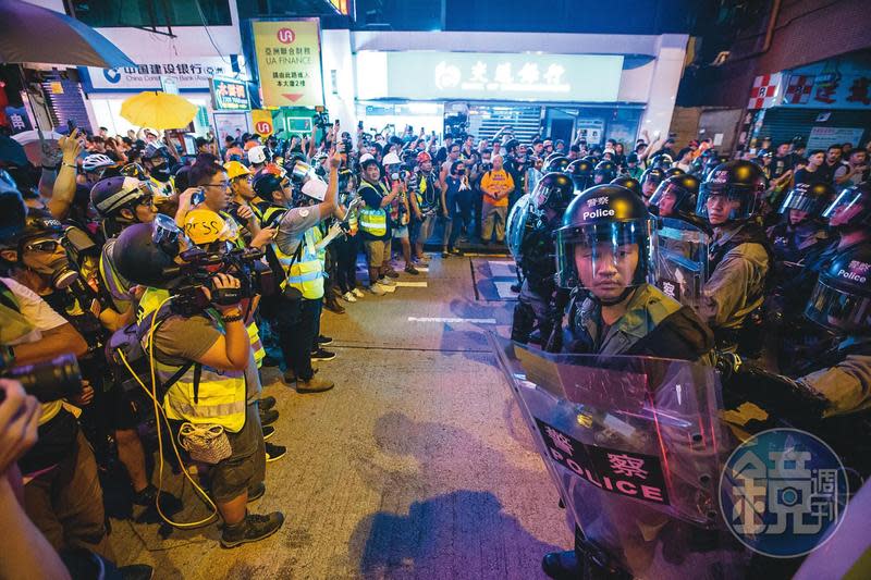 香港反修例抗爭運動已經超過1年，除了抗議的民眾外，許多記者、義務救護員及社工也仍承受著輕重不一的心理傷害。