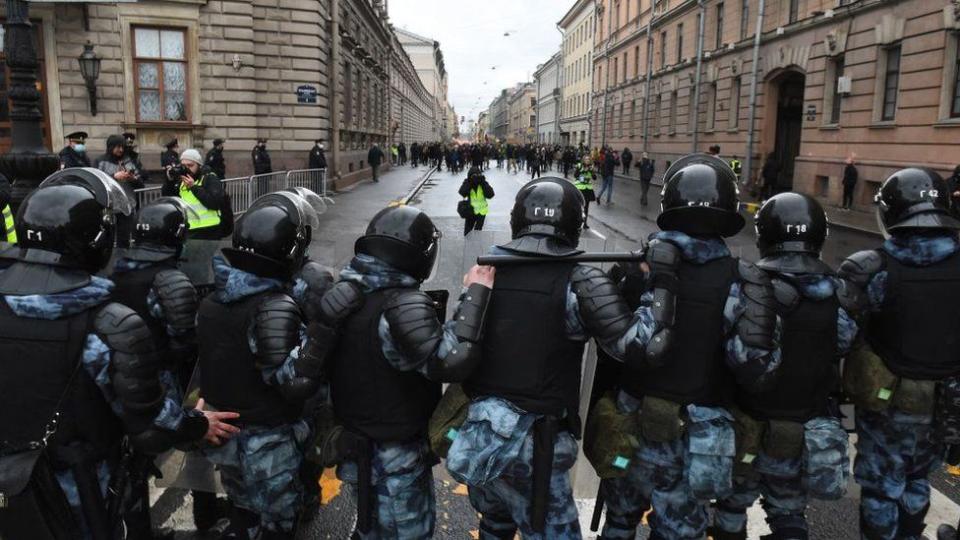 La policía instó a los manifestantes a irse a casa y detuvo a personas en todo el país.