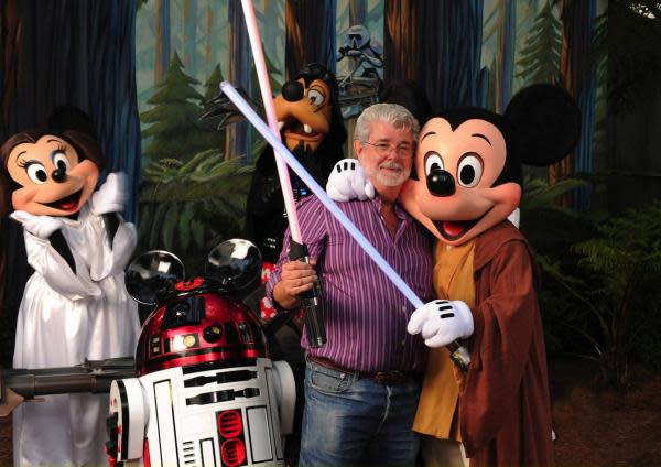 George Lucas junto a personajes de Disney (Imagen: Getty)