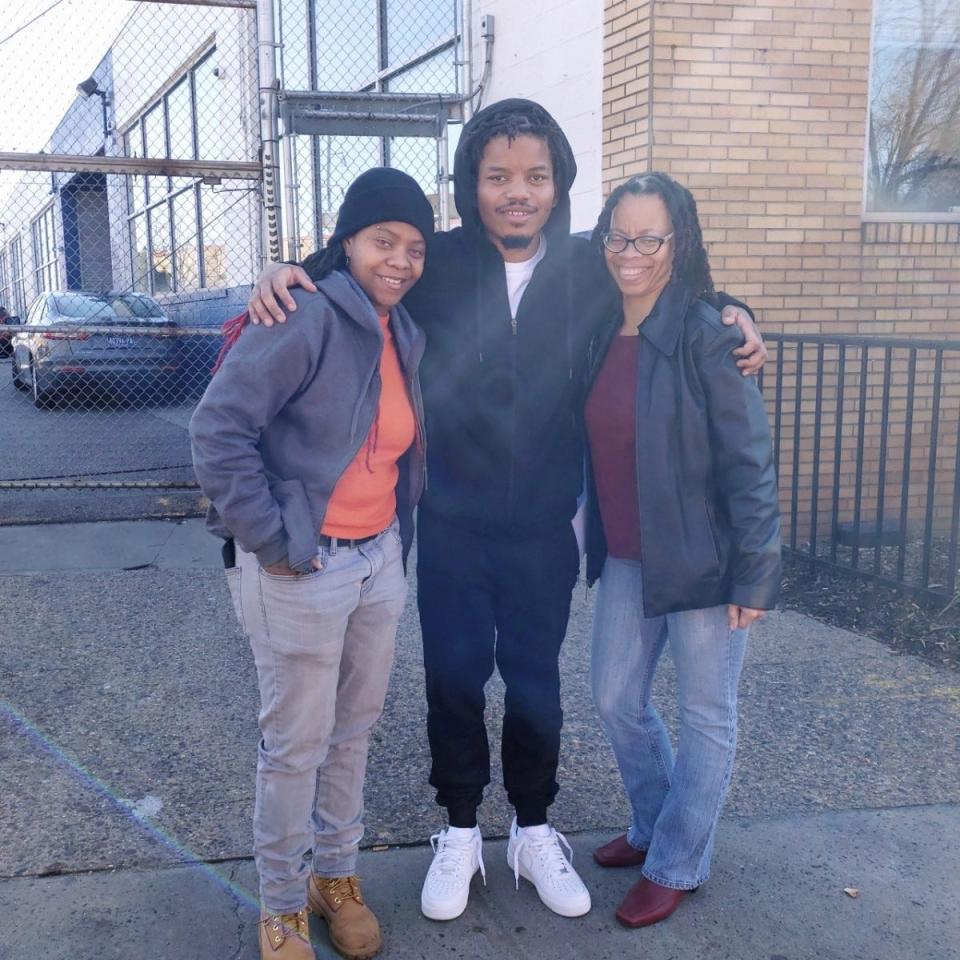 Kevante Washington with his sister and mother in February.