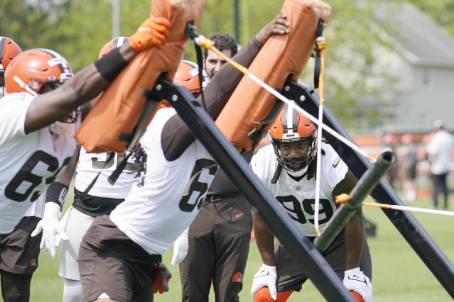 Cleveland Browns' defensive end Za'Darius Smith, right, watches teammates during a drill at NFL football practice, Wednesday, May 24, 2023, in Berea, Ohio. (AP Photo/Sue Ogrocki)