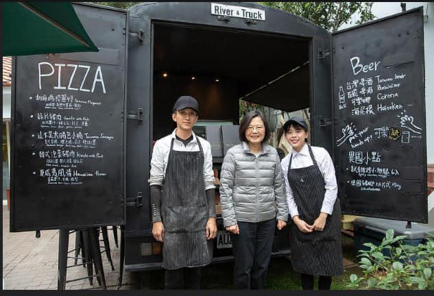 總統熱愛嘗鮮美食，曾邀知名手工Pizza餐車業者到官邸設宴，宴請孤兒院小朋友。（魔術小巴提供）