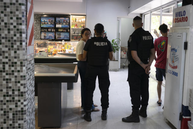 Agentes de policía en el supermercado Único, propiedad de la familia de su esposa situado en la ciudad de Rosario. Argentina, y que fue atacado a balazos, el jueves 2 de marzo de 2023. (AP Foto/Sebastián López Brach)