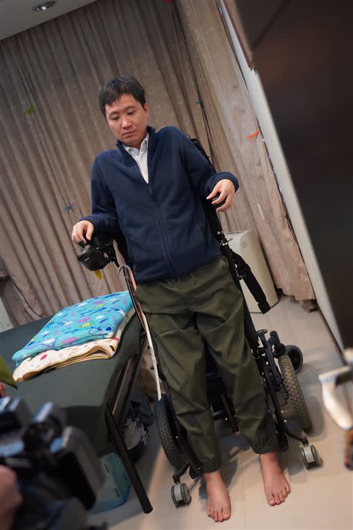 陳燕麟的輪椅可以調整角度，讓他變換站姿或坐姿都能比較省力。（圖／記者郭奕均攝影）