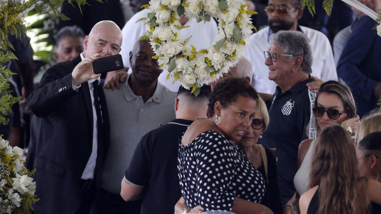 Soccer Football - Death of Brazilian soccer legend Pele - Vila Belmiro Stadium, Santos, Brazil - January 2, 2023
SENSITIVE MATERIAL. THIS IMAGE MAY OFFEND OR DISTURB FIFA president Gianni Infantino takes a selfie, and Pele's daughter, Kelly Cristina Nascimento is pictured with mourners as the body of Brazilian soccer legend Pele is seen in his casket, as he lays in state on the pitch of his former club Santos' Vila Belmiro stadium REUTERS/Diego Vara