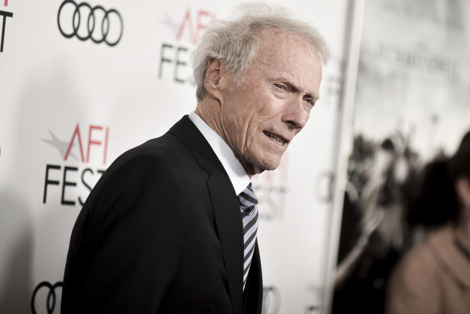 En esta fotografía del 20 de noviembre de 2019 Clint Eastwood en una función de "Richard Jewell" en el AFI Fest en el Teatro Chino TCL en Los Angeles. Eastwood, de 89 años, critica la prisa de los medios de comunicación en su película “Richard Jewell”. La cinta sobre el ataque con explosivos en los Juegos Olímpicos de Atlanta retrata el caso de Richard Jewell, un guardia de seguridad que pasó de ser considerado un héroe a ser uno de los principales sospechosos del ataque de 1996. (Foto Richard Shotwell/Invision/AP, archivo)