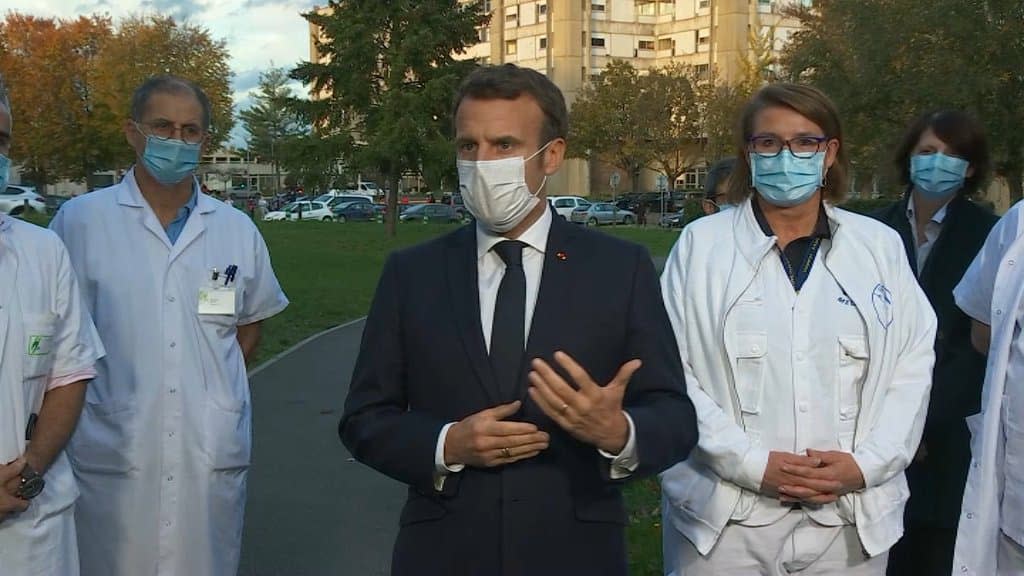 Emmanuel Macron devant le centre hospitalier de Pontoise ce vendredi - BFMTV