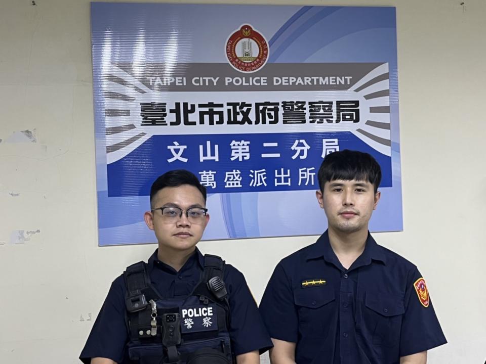 圖片說明：萬盛所警員蘇瑞鵬（左）、黃禹喬（右）現場救援智勇拆騙局幫女大生保積蓄(記者吳萍翻攝）。