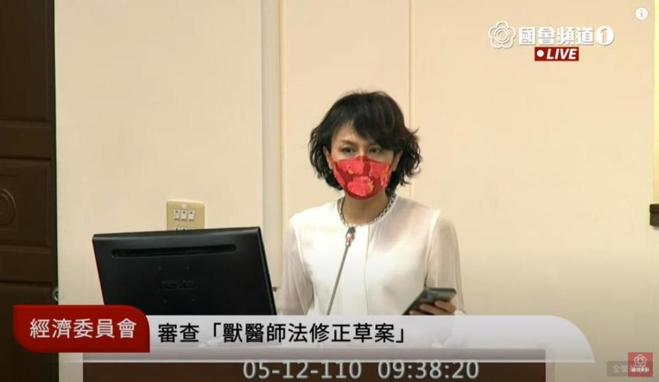 邱議瑩要求，沒戴口罩者應離開會議室。（翻攝自國會頻道YouTube）