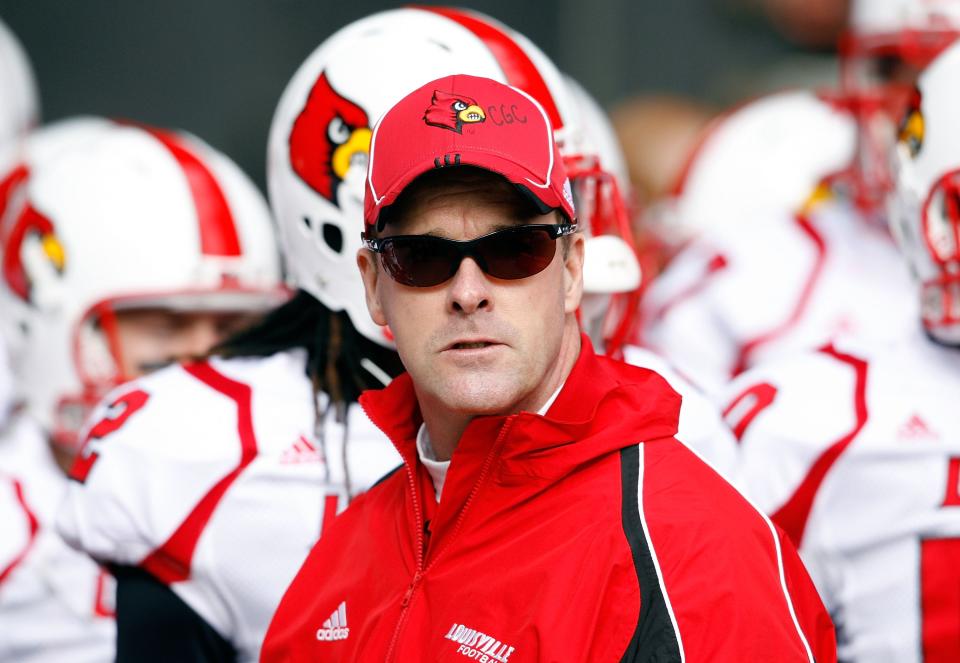 CINCINNATI - 24 OKTOBER: Louisville Cardinals-hoofdcoach Steve Kragthorpe wordt afgebeeld tijdens de Big East Conference-wedstrijd tegen de Cincinnati Bearcats in het Nippert Stadium op 24 oktober 2009 in Cincinnati, Ohio.  (Foto door Andy Lyons/Getty Images)