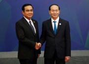 Vietnam's President Tran Dai Quang welcomes Thailand's Prime Minister Prayuth Chan-ocha at the APEC Business Advisory Council dialogue during the APEC summit in Danang, Vietnam November 10, 2017. REUTERS/Jorge Silva