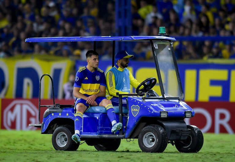 Anselmino padeció un problema muscular y dejó la cancha antes de tiempo, por lo cual Boca se quedó con diez jugadores por un rato; el pampeano de 18 años es una de las apariciones promisorias en la primera división azul y oro.