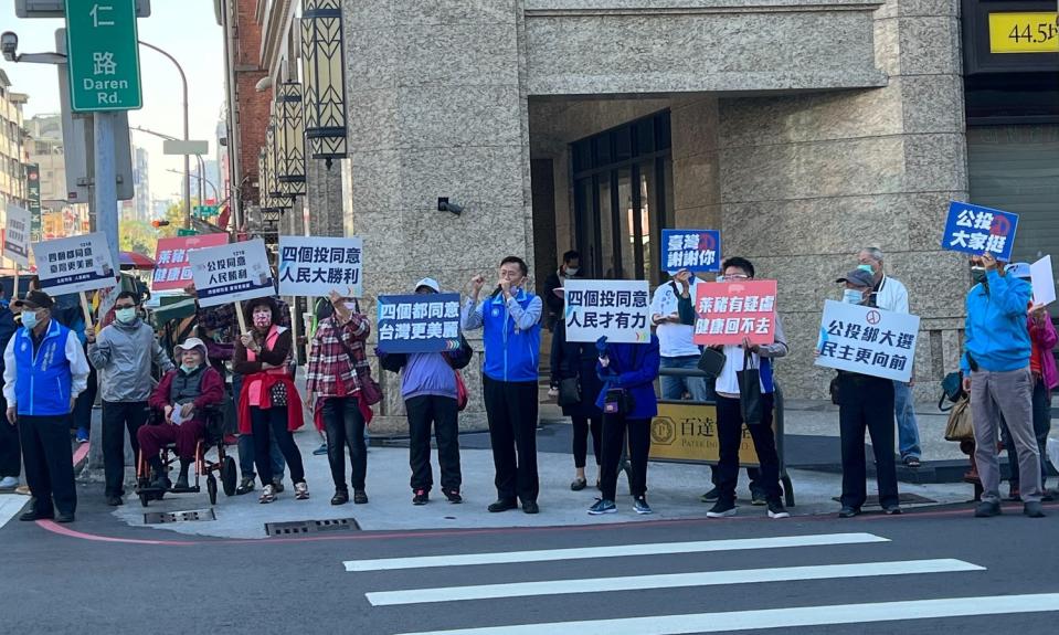 國民黨高雄市黨部主委許福明(中)親上街頭宣講。   圖 : 國民黨高雄市黨部 / 提供