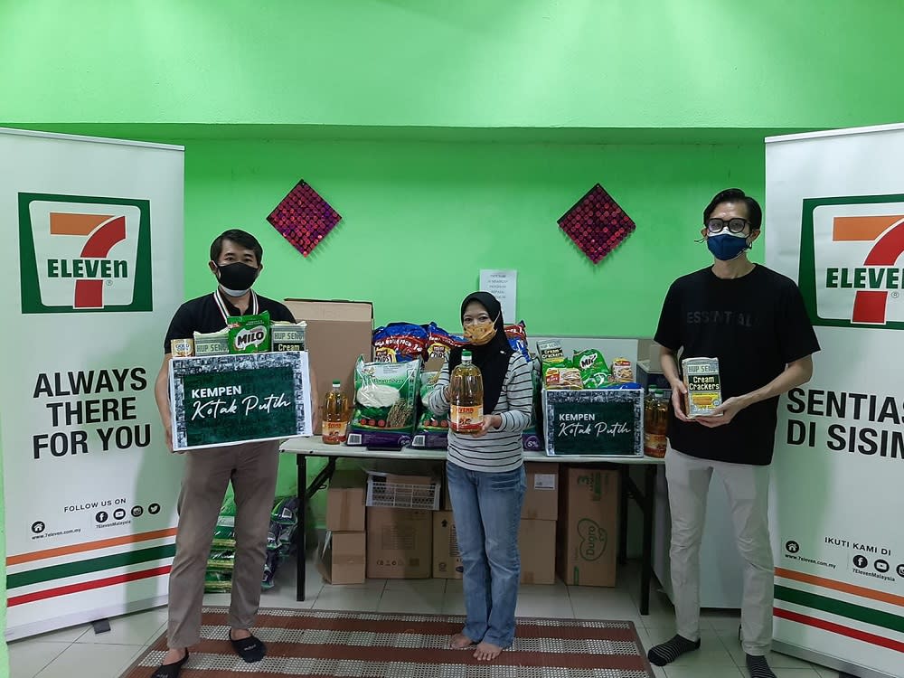 Convenience store chain 7-Eleven Malaysia continues to help the marginalised community during these trying times. ― Picture courtesy of 7-Eleven Malaysia