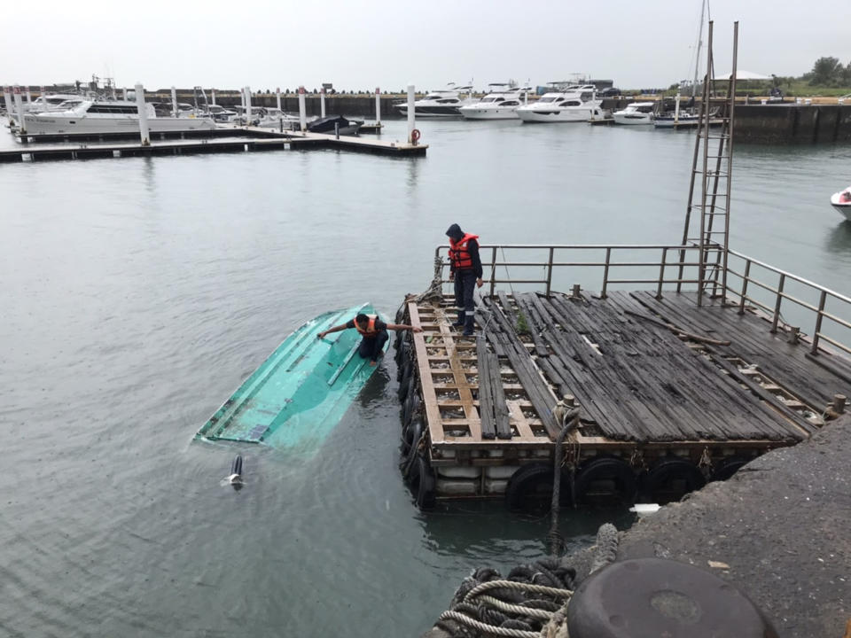 新北市淡水區沙崙海水浴場外海今天上午發生一起漁船翻覆事故，一對兄弟雙雙落海。68歲哥哥幸運被其他漁船救起送醫，但66歲弟弟失蹤，海巡和消防人員持續海空協尋搜救中。（翻攝照片）
