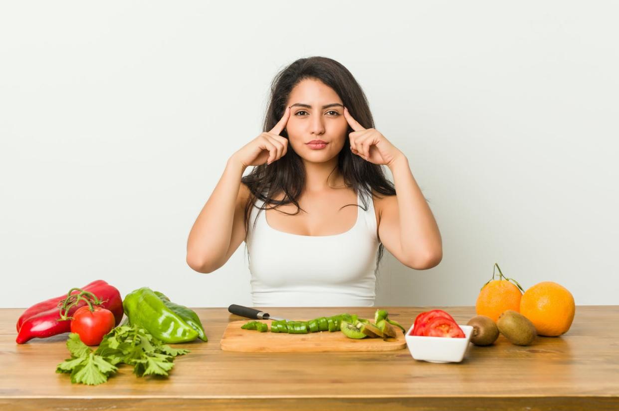   <span class="attribution"><a class="link " href="https://www.shutterstock.com/es/image-photo/young-curvy-woman-preparing-healthy-meal-1562507332" rel="nofollow noopener" target="_blank" data-ylk="slk:Shutterstock / Asier Romero;elm:context_link;itc:0;sec:content-canvas">Shutterstock / Asier Romero</a></span>