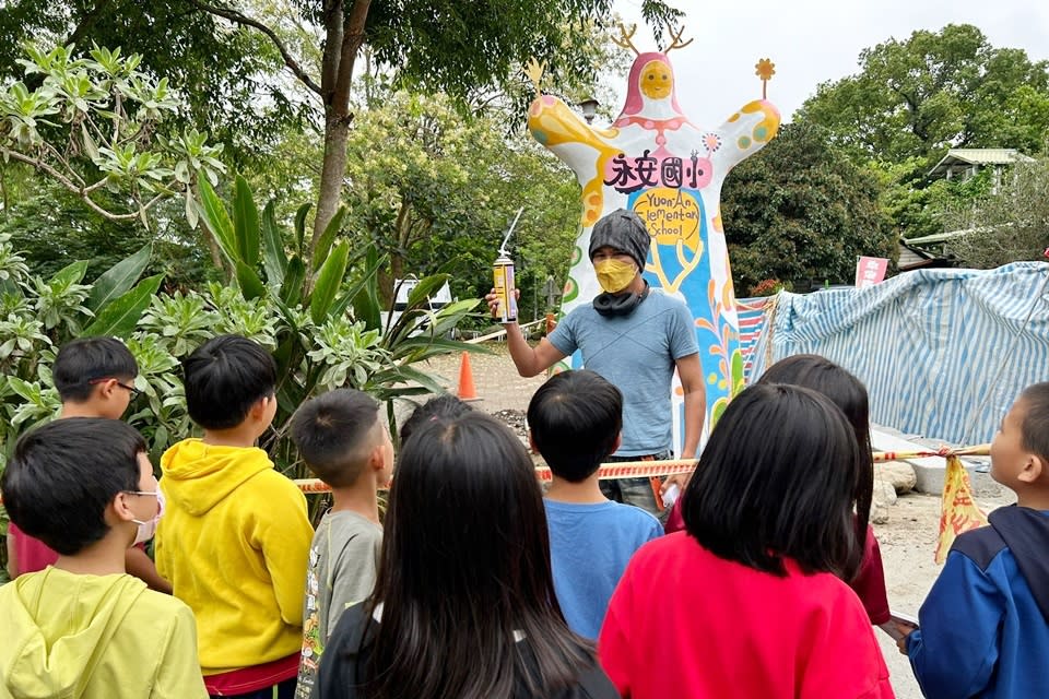 臺東縣政府推動校園公共藝術示範計畫，今年邀請藝術家呂沐芢至鹿野鄉永安國小駐校教學，與學童攜手共創。