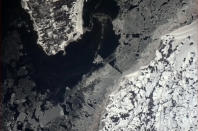 Foto tomada del Twitter de @Cmdr_Hadfield: Puente de la Confederación, PEI, Canadá, bastante que conducir con mal tiempo.