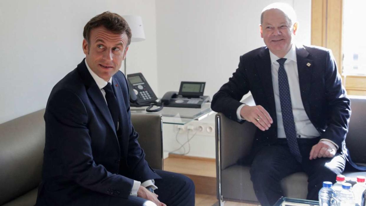 Emmanuel Macron et le chancelier allemand Olaf Scholz photographiés en marge du Conseil européen jeudi 20 octobre.