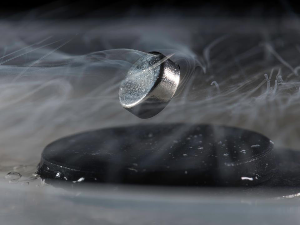 Supraleiter sind diamagnetisch und stoßen Magneten ab. - Copyright: J. Adam Fenster/University of Rochester