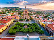 À la 2e place : San Miguel de Allende. C’est encore une ville mexicaine que l’on trouve dans ce classement. Classée au patrimoine mondial de l'humanité de l'UNESCO, depuis 2008, elle est située dans l'État de Guanajuato. Son architecture baroque et colorée témoigne de son héritage espagnol et son église paroissiale de San Miguel Arcángel attire tous les regards avec ses clochers néogothiques et rosés qui se dressent fièrement vers le ciel.